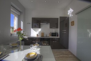 Micro-ondes, lave-vaisselle, chaise haute