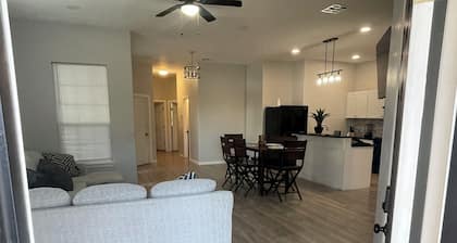 Charming 3-bedroom house in Oklahoma City with WiFi,AC. 5 miles from the airport