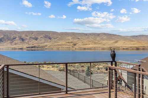 Quick Sunny Escape in Desert Aire - Golf, Swim, and Concerts at The Gorge