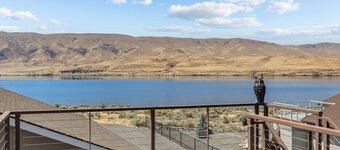 Desert Aire River View & Hot Tub, Settle & Unwind