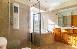 Shower - Awesome home in Monda (Monda)