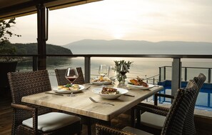 Outdoor dining - Cozy (sta)caravan in Glavotok (Glavotok)