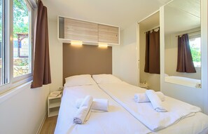 2 bedrooms, free WiFi, bed sheets - Cozy (sta)caravan in Glavotok with swimming pool (Glavotok)
