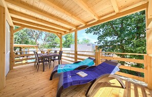 Outdoor dining - Cozy (sta)caravan in Glavotok with swimming pool (Glavotok)