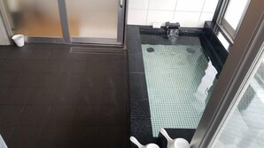 A bathroom with a bathtub, a shower, and a toilet. - Myhotel Okazaki (Okazaki)