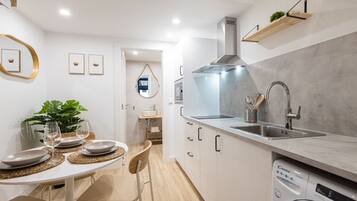 Réfrigérateur, micro-ondes, cafetiÚre/bouilloire, bouilloire électrique