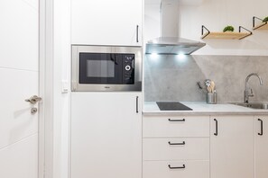 Kühlschrank, Mikrowelle, Wasserkocher mit Kaffee-/Teezubehör