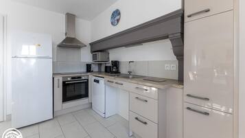 Kjøleskap, mikrobølgeovn, ovn og oppvaskmaskin