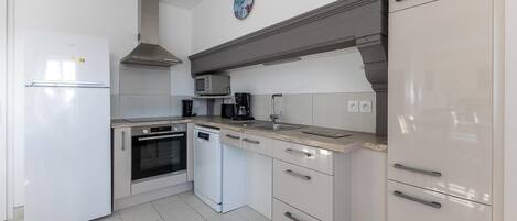 Réfrigérateur, micro-ondes, four, lave-vaisselle