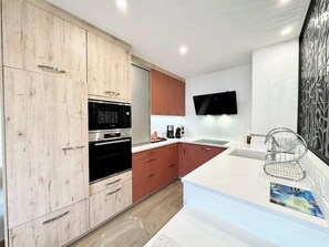 Kühlschrank, Mikrowelle, Ofen, Herdplatte