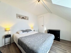 2 bedrooms, iron/ironing board, WiFi