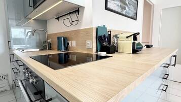 Réfrigérateur, micro-ondes, four, plaque de cuisson