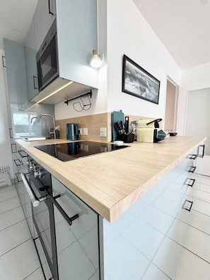 Jääkaappi, mikroaaltouuni, uuni, liesi