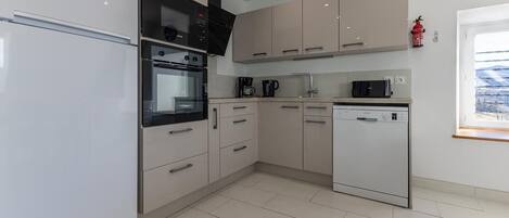 ثلاجة، ميكروويف، فرن، غسالة أطباق