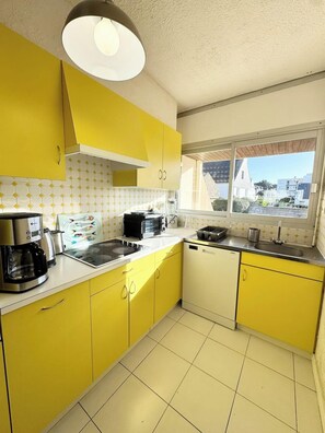Fridge, microwave, stovetop, dishwasher