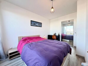 3 bedrooms, desk, WiFi