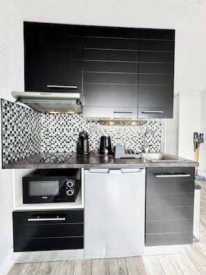Fridge, microwave, stovetop, coffee/tea maker - Studio Confort - Vue sur Mer - Balcon (Guidel)