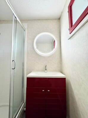 Shower, hair dryer, toilet paper - Studio Confort - Vue sur Mer - Balcon (Guidel)