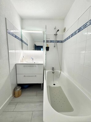 Sèche-cheveux, papier toilette