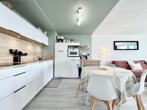 Kylskåp, mikrovågsugn, ugn och spishäll