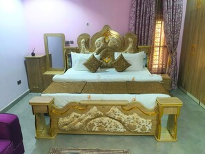 Luxury Suite | In-room safe, desk, laptop workspace, free WiFi - Bly & Schol Apartments (Abuja)