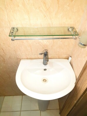Luxury Suite | Bathroom | Free toiletries, towels, soap, shampoo - Bly & Schol Apartments (Abuja)