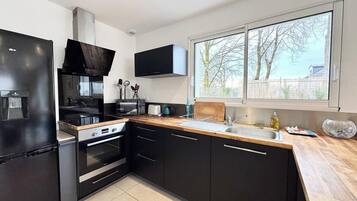 Fridge, microwave, oven, stovetop