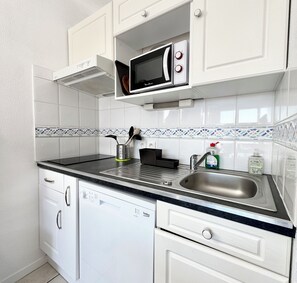 Frigorifero, microonde, forno, piano cottura