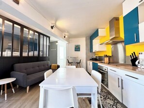 Frigorífico, microondas, horno y placa de cocina