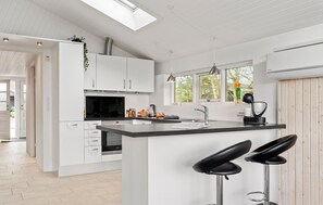 Réfrigérateur, micro-ondes, plaque de cuisson, lave-vaisselle