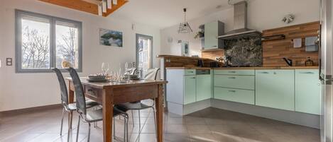 Een koelkast, een microgolfoven, een oven, een vaatwasser