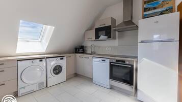 Kjøleskap, mikrobølgeovn, ovn og oppvaskmaskin