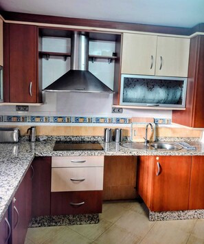 Kylskåp, mikrovågsugn, ugn och spishäll