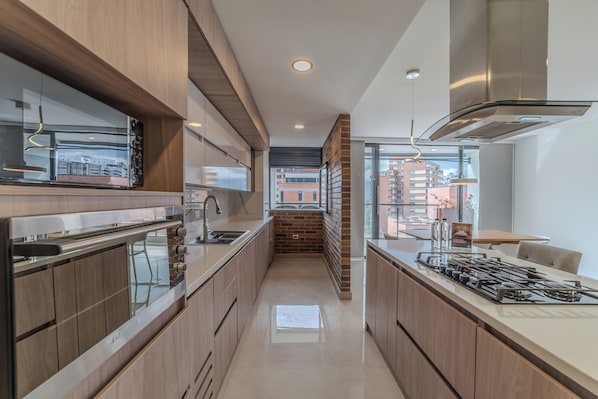 Apartment, 3 Bedrooms (1001) | Private kitchen | Fridge, microwave, oven, blender - Castelmola by Wynwood House (Medellín)