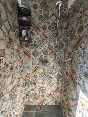 Een douche, een haardroger, handdoeken, zeep