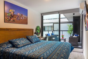 2 bedrooms, desk, iron/ironing board, free WiFi - Nuevo Pocitos Apartmento Lujo w/King Beds, 3 Smart TVs, W/D, WiFi, Rooftop Pool. (Montevideo)