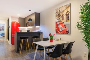 Dining - Nuevo Pocitos Apartmento Lujo w/King Beds, 3 Smart TVs, W/D, WiFi, Rooftop Pool. (Montevideo)