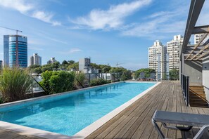 Outdoor pool, a heated pool - Nuevo Pocitos Apartmento Lujo w/King Beds, 3 Smart TVs, W/D, WiFi, Rooftop Pool. (Montevideo)