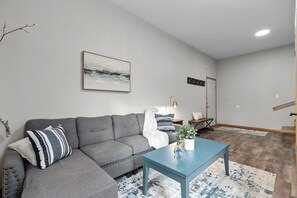 Smart TV, books - Cozy Budget Stay • Firepit & Relaxing Space (Markesan)