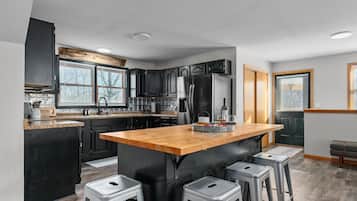 Jääkaappi, mikroaaltouuni, uuni, liesi