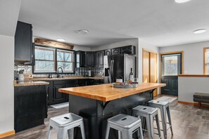 Fridge, microwave, oven, stovetop - Cozy Budget Stay • Firepit & Relaxing Space (Markesan)