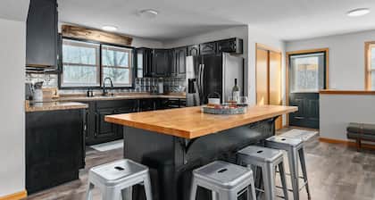 Cozy Budget Stay • Firepit & Relaxing Space