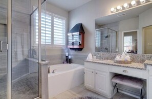 Secadora de cabello, toallas, jabón, papel de baño 