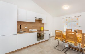 Fridge, oven, stovetop, dishwasher