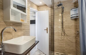 Douche, sèche-cheveux