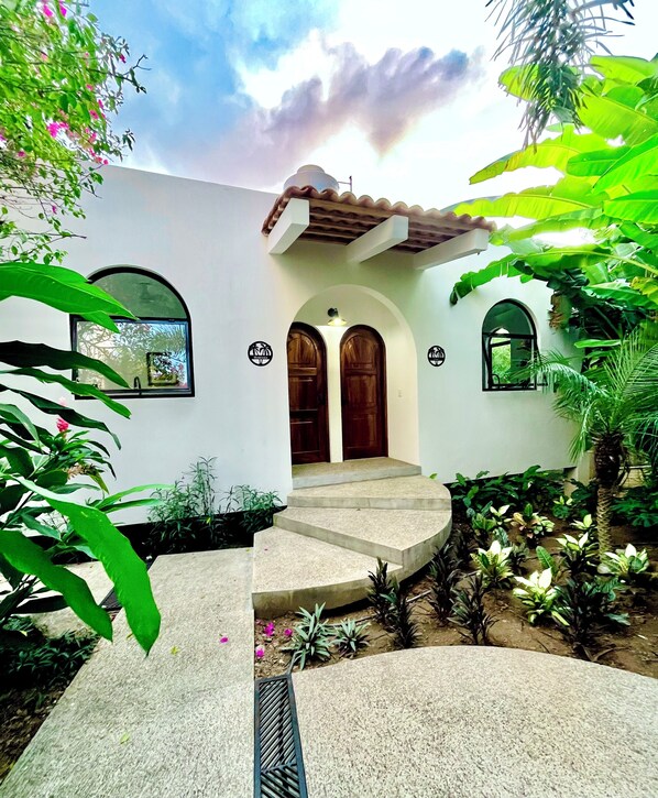 Exterior - King Bed, Kitchen, A/C, Saltwater Pool, Fast Wifi, Balcony with View - “Flor” (San Francisco)