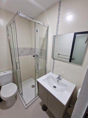 Dusj, håndklær og toalettpapir