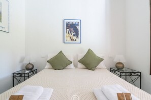 3 bedrooms, iron/ironing board, travel cot, WiFi - Donatella's Sea Haven (Pula)