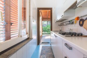 Jääkaappi, mikroaaltouuni, liesi, kahvin-/teenkeitin