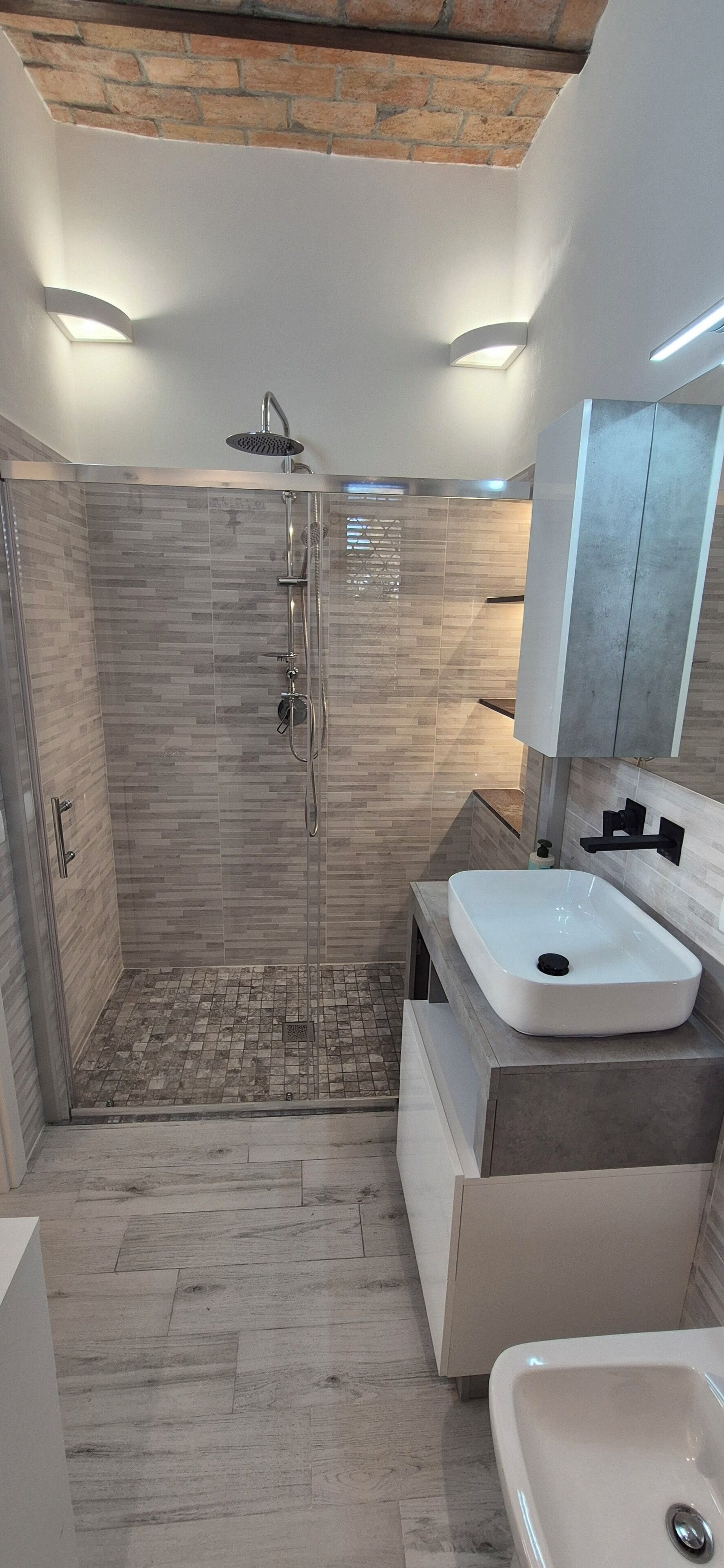 Ducha, secador de pelo, bidé y toallas